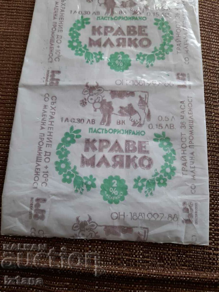 Auction Old packaging of Cow's milk Auction Old packaging of Cow's milk