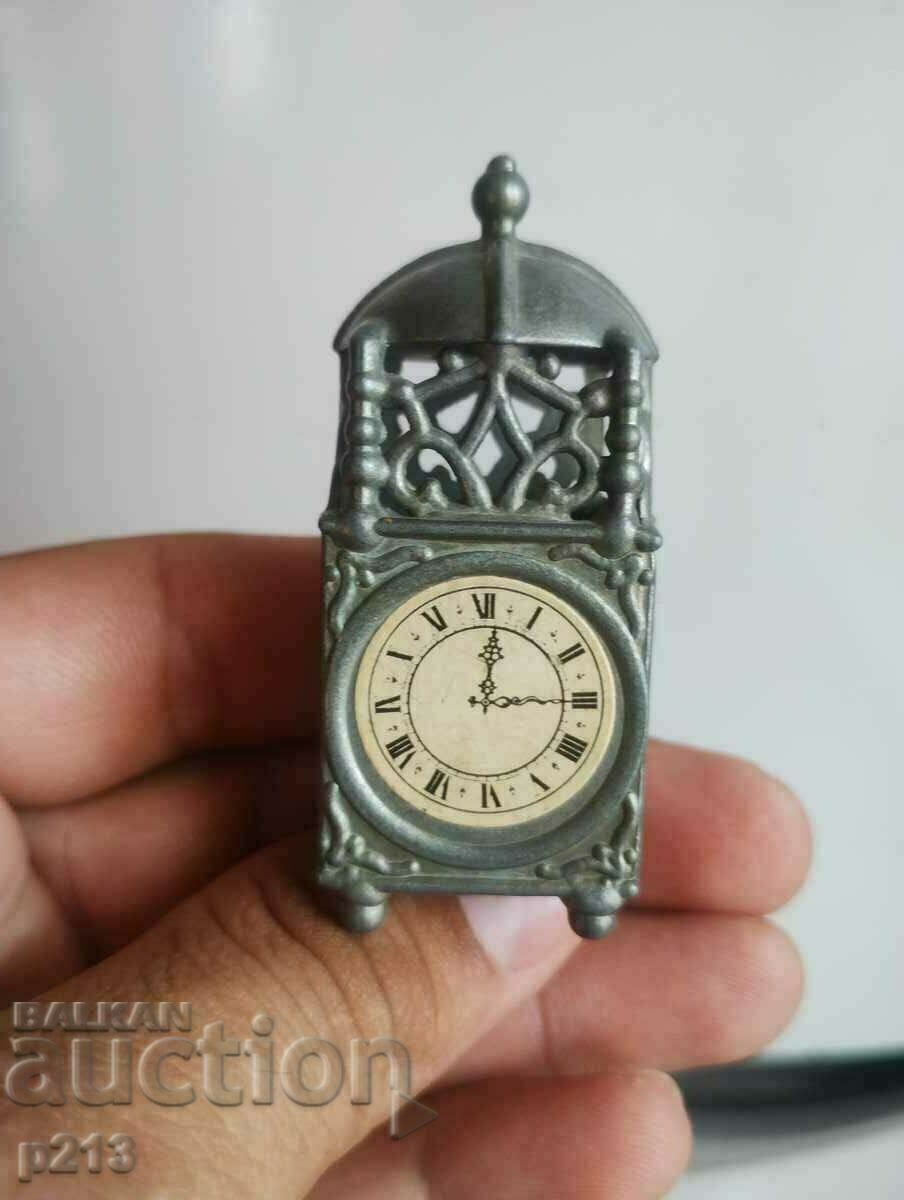 Clock miniature