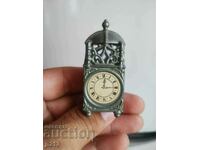 Clock miniature