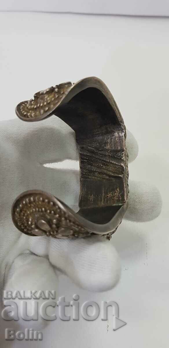 A rare 19th century revival silver slingshot bracelet with gilding - 6