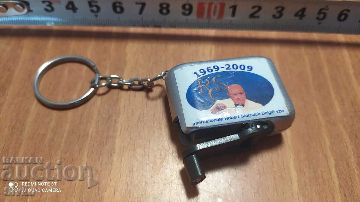 Παράδοση Ο στρόφαλος δυναμό θήκης κλειδιού περιστρέφεται και το φως ανάβει Παράδοση Ο στρόφαλος δυναμό θήκης κλειδιού περιστρέφεται και το φως ανάβει