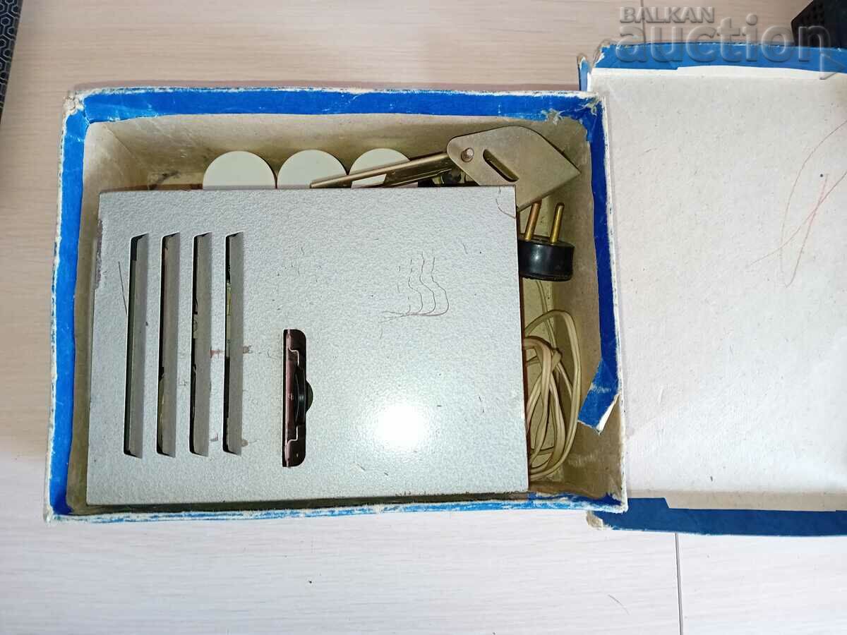 Δημοπρασία μια παλιά συσκευή προβολής με ταινίες από τη δεκαετία του '70 Δημοπρασία μια παλιά συσκευή προβολής με ταινίες από τη δεκαετία του '70