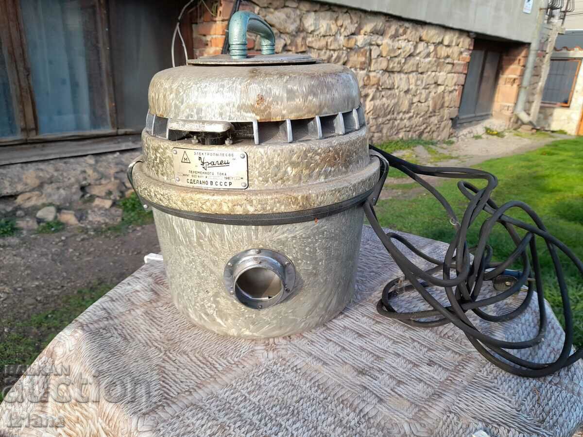 Old vacuum cleaner Uralets with price 55.00 BGN | € 28.12 Old vacuum cleaner Uralets with price 55.00 BGN | € 28.12