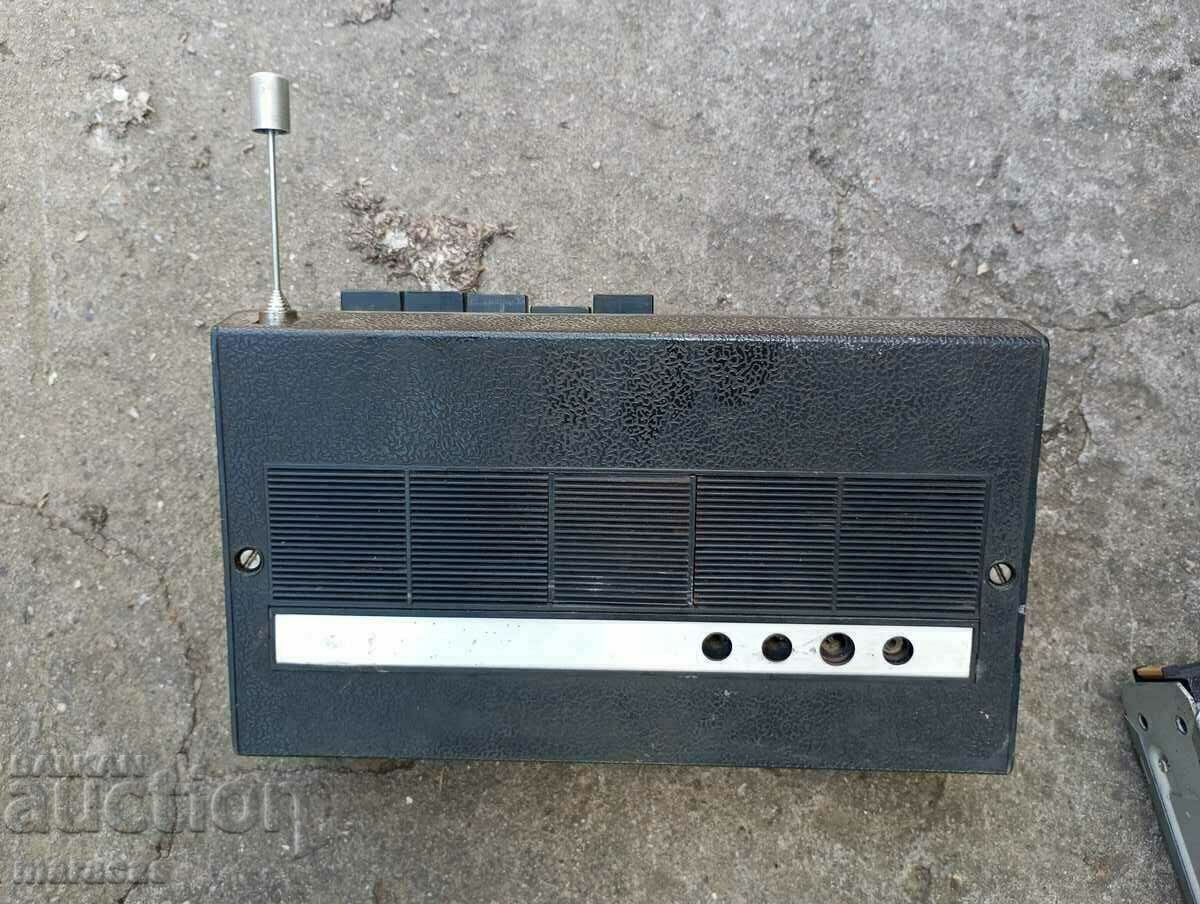 Delivery of Old car radio and cassette player