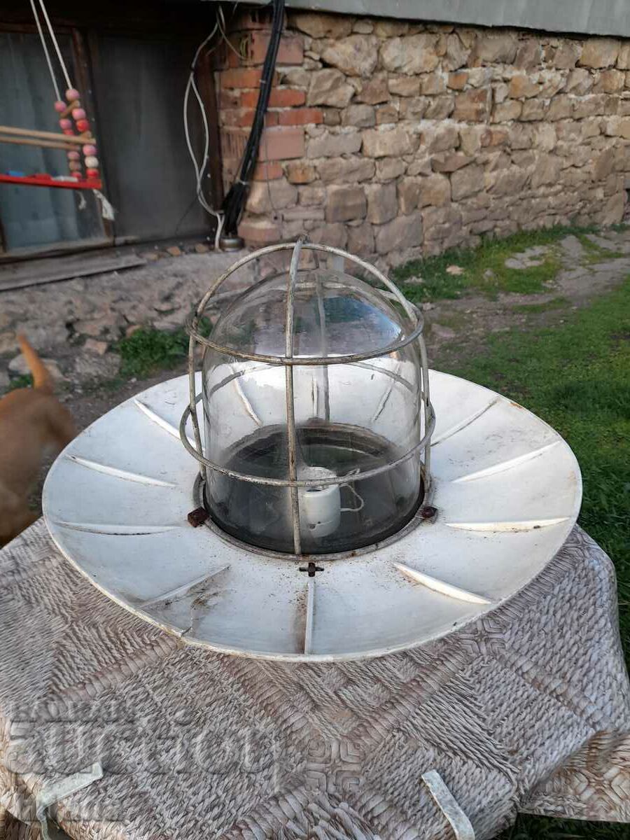 Παλαιό εξωτερικό, βιομηχανικό φωτιστικό με τιμή 47.00 BGN | € 24.03 Παλαιό εξωτερικό, βιομηχανικό φωτιστικό με τιμή 47.00 BGN | € 24.03