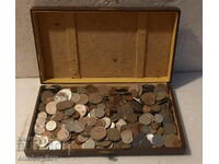 Cutie veche plină cu 360 de monede
