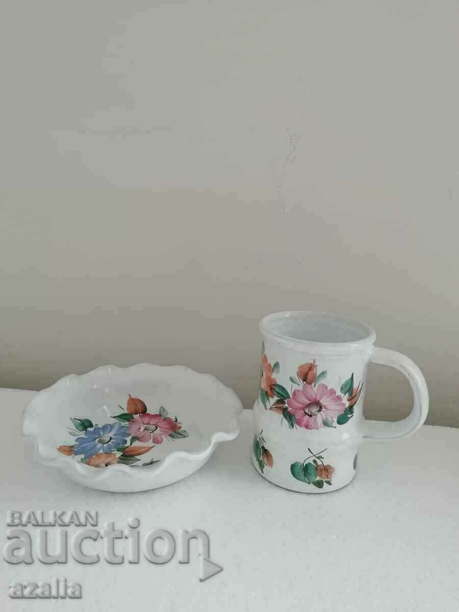 Un frumos set de ceramică bulgară cu flori
