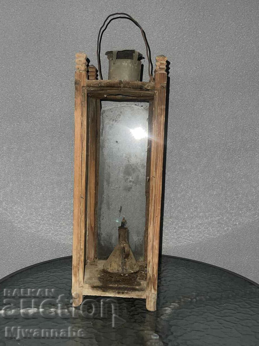 Lanterna veche din lemn