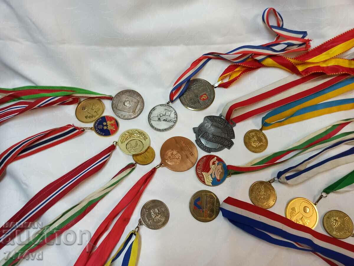 COLLECTION OF 16 MEDALS