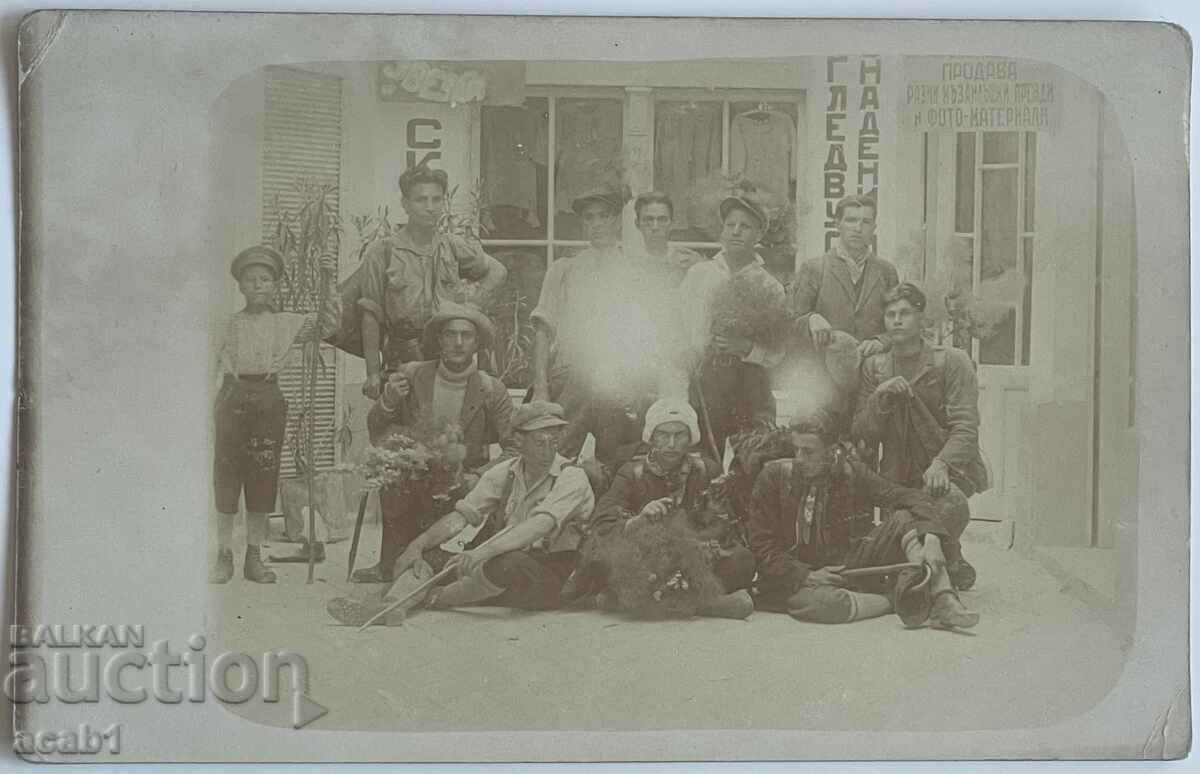 Tourists in front of a shop with price 9.99 BGN | € 5.11 Tourists in front of a shop with price 9.99 BGN | € 5.11