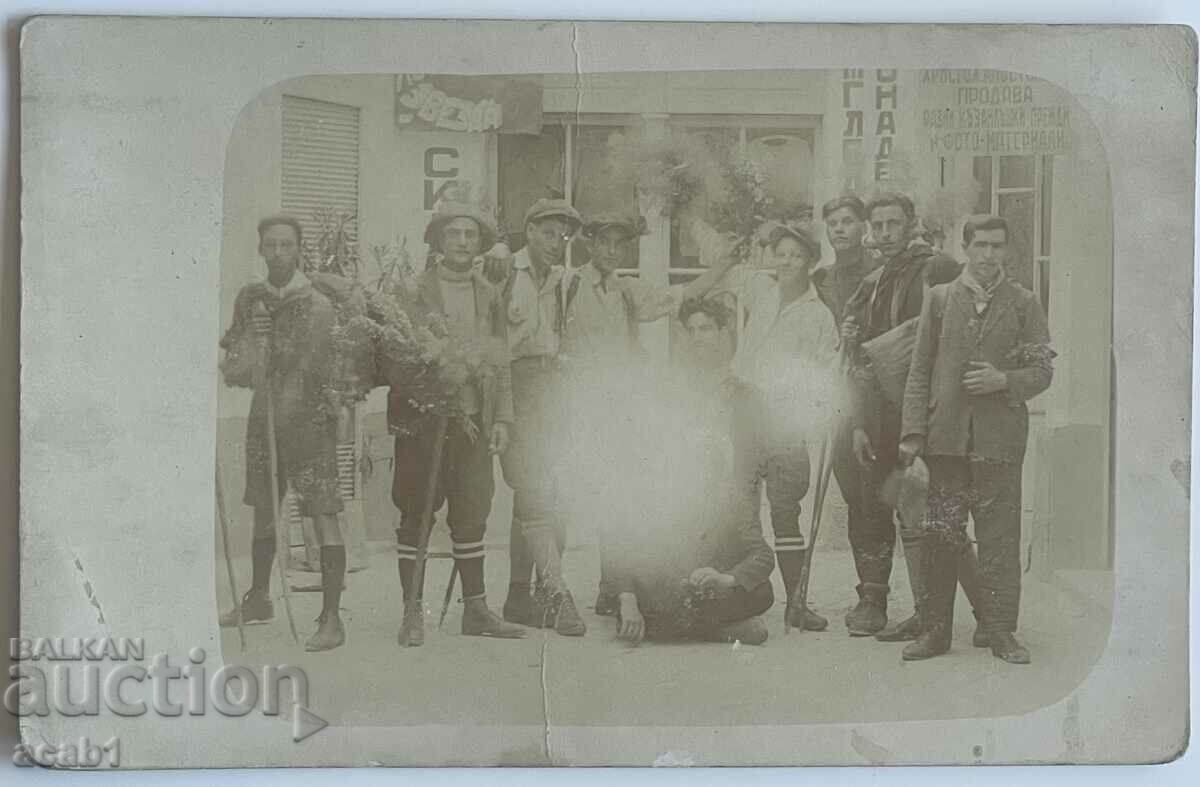 Auction Tourists in front of a shop Auction Tourists in front of a shop