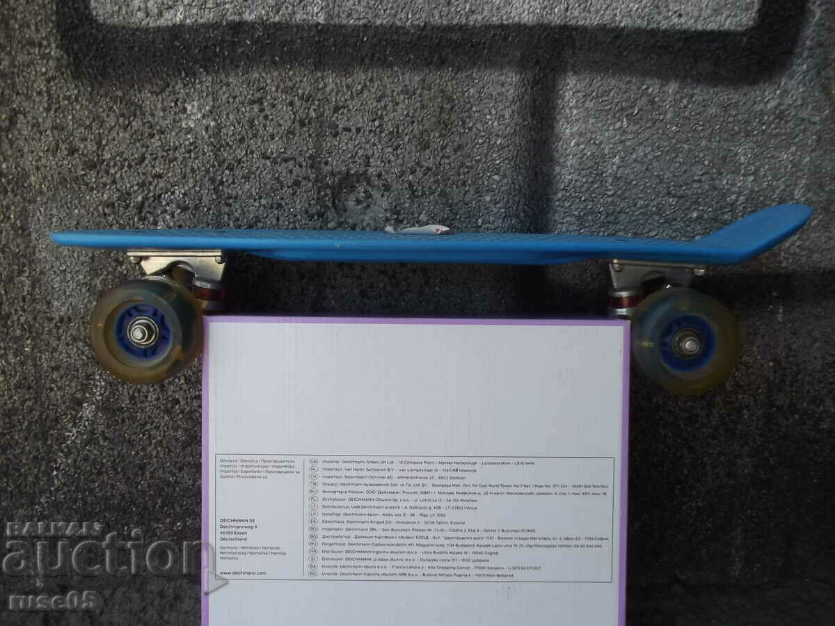 Pennyboard with light up wheels with price 20.00 BGN | € 10.23