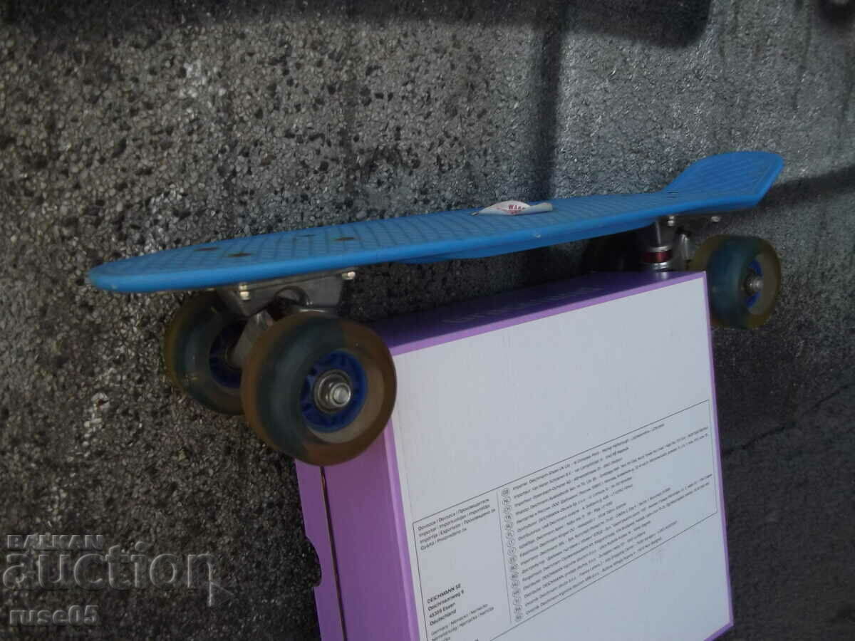 Auction  Pennyboard with light up wheels