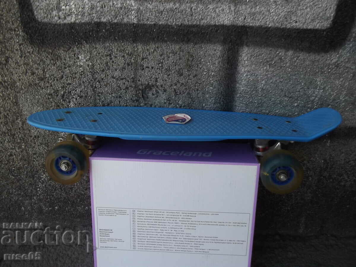 Pennyboard with light up wheels