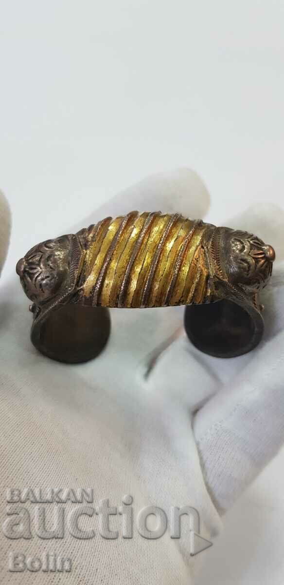 A very rare model of a gilt revival slingshot bracelet - 5 A very rare model of a gilt revival slingshot bracelet - 5