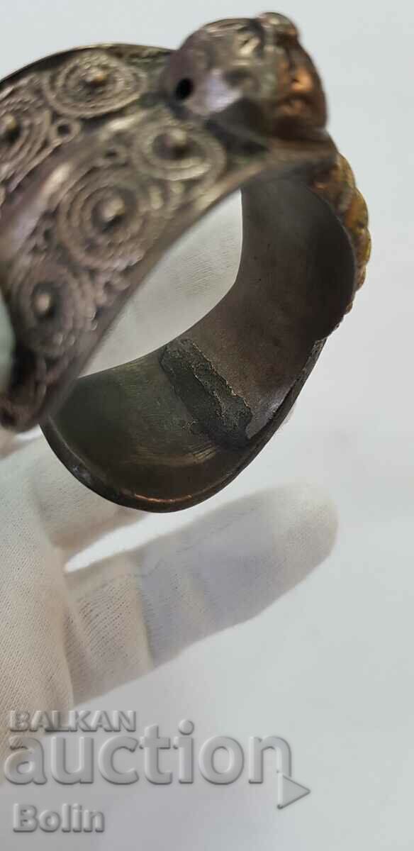 A very rare model of a gilt revival slingshot bracelet - 6 A very rare model of a gilt revival slingshot bracelet - 6