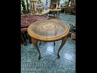 O minunată masă antică din lemn masiv, marca germană, cu ratan