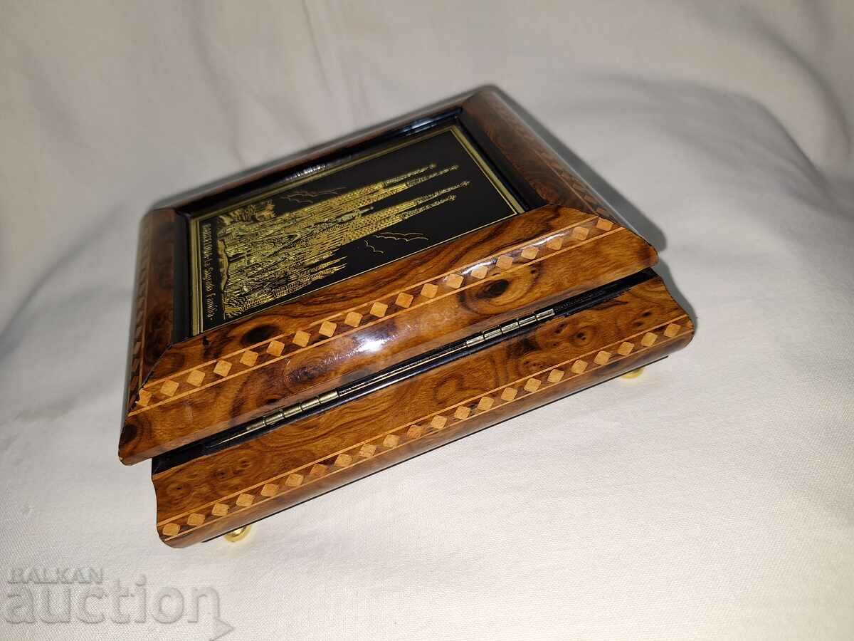 Jewelry box with mirror with price 30.00 BGN | € 15.34