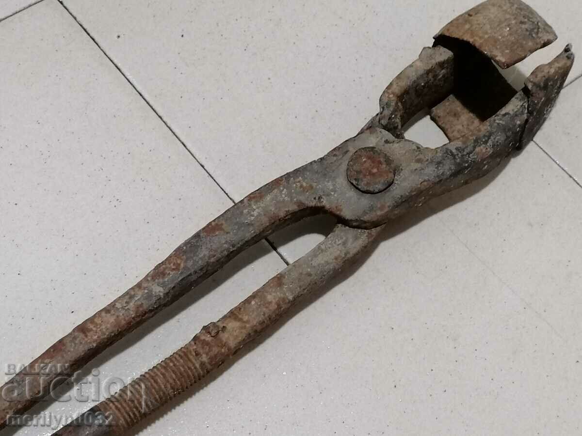 Auction  Blacksmith's tongs wrought iron tool