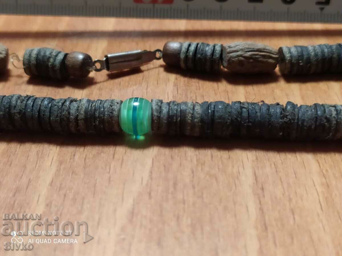 Delivery of Necklace of natural materials with plastic stones Delivery of Necklace of natural materials with plastic stones