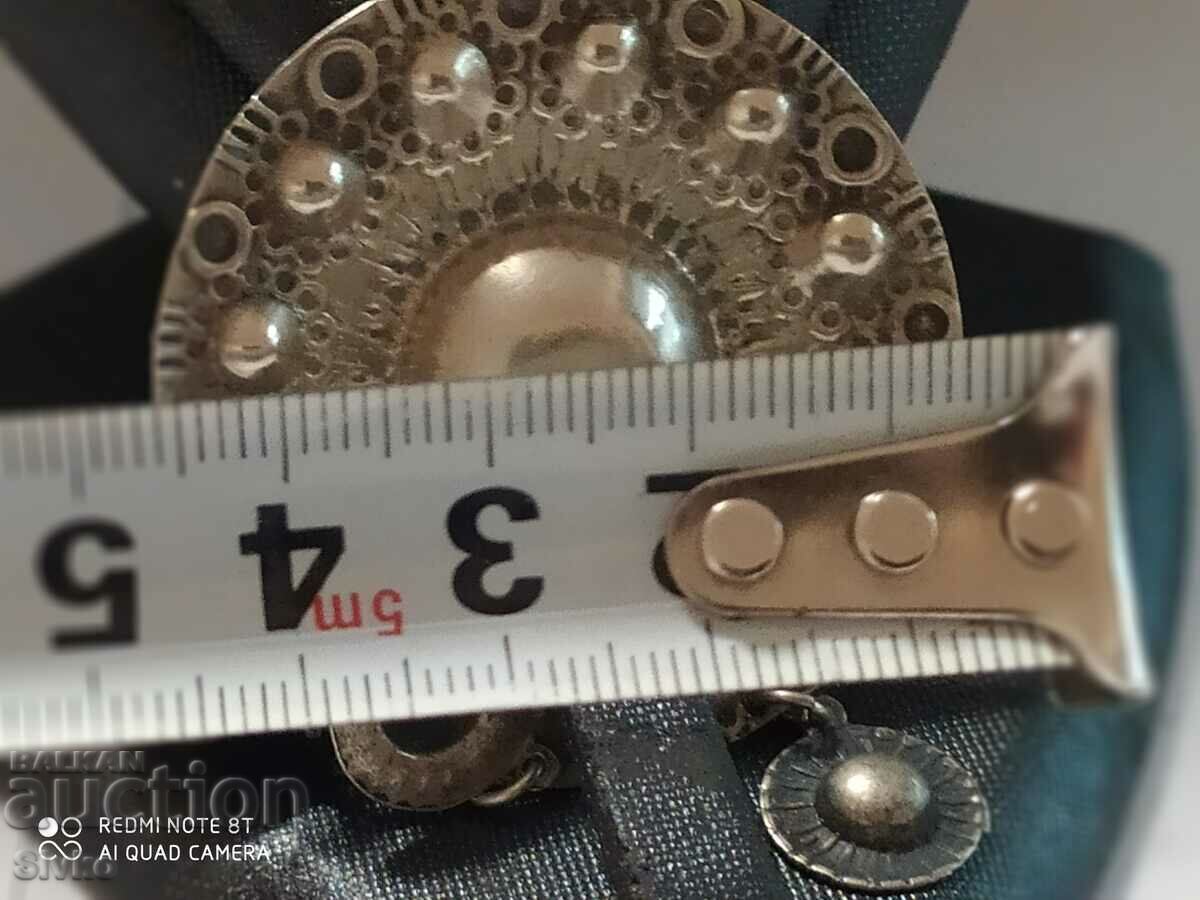 Auction  Brooch Revival