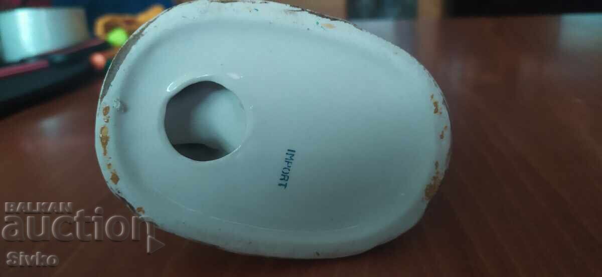 Delivery of Figurine Artist Delivery of Figurine Artist