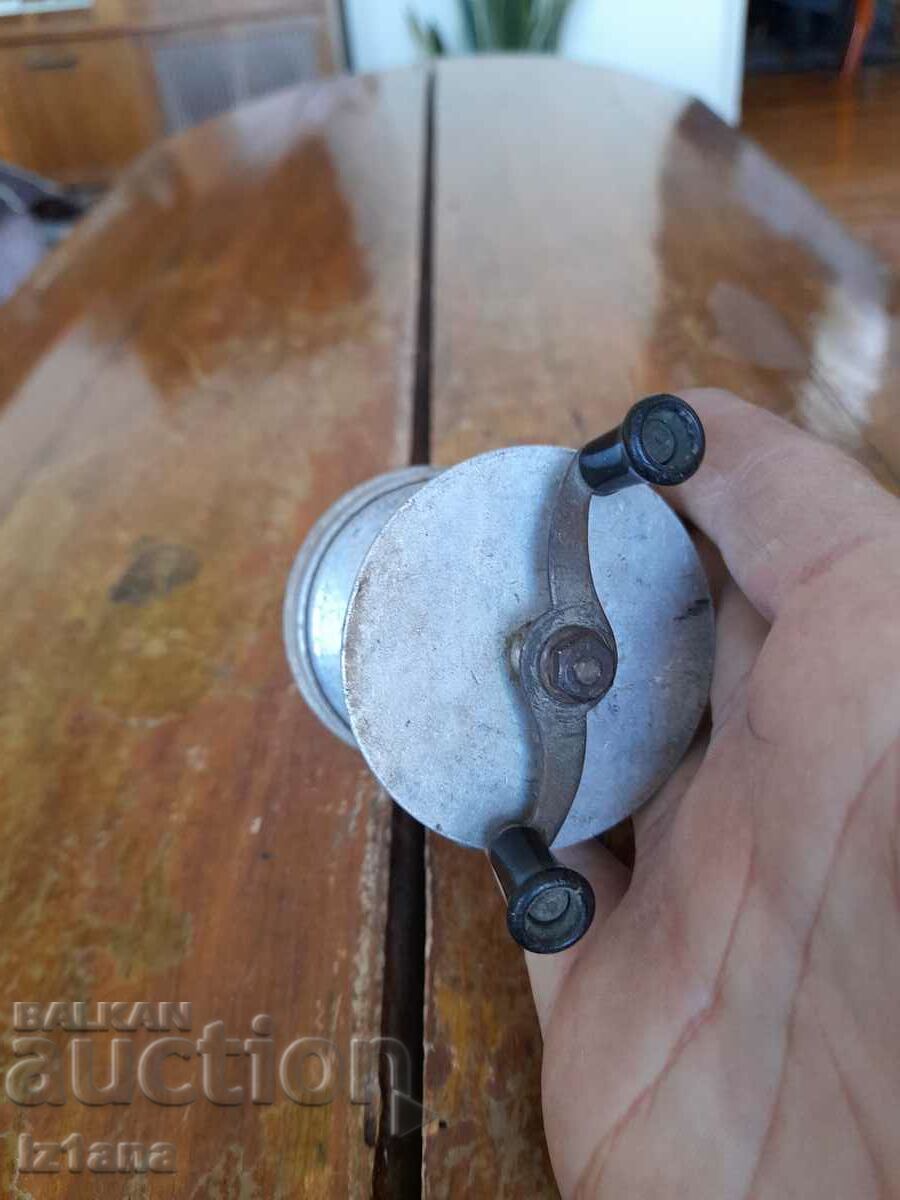 Old fishing reel with price 32.00 BGN | € 16.36 Old fishing reel with price 32.00 BGN | € 16.36