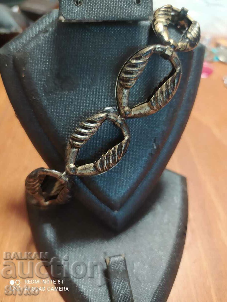 Delivery of Bracelet Delivery of Bracelet