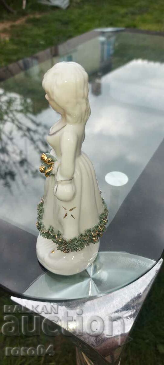 Auction BEAUTIFUL PORCELAIN STATUETTE Auction BEAUTIFUL PORCELAIN STATUETTE