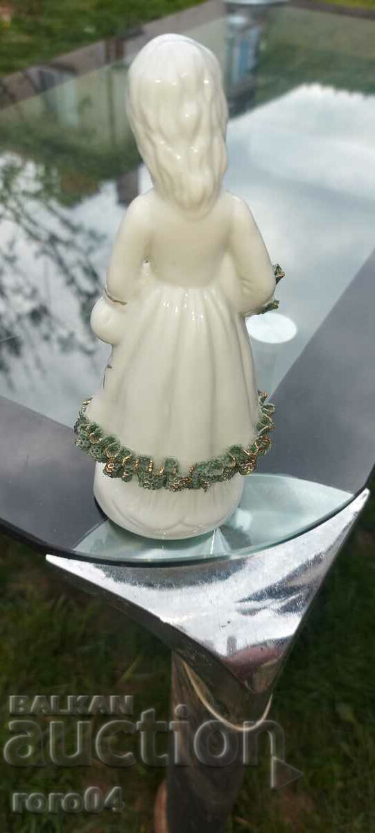 Delivery of BEAUTIFUL PORCELAIN STATUETTE Delivery of BEAUTIFUL PORCELAIN STATUETTE