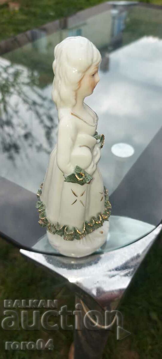 BEAUTIFUL PORCELAIN STATUETTE - 5 BEAUTIFUL PORCELAIN STATUETTE - 5