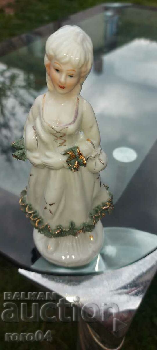 BEAUTIFUL PORCELAIN STATUETTE - 6 BEAUTIFUL PORCELAIN STATUETTE - 6