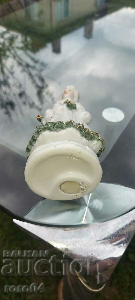 BEAUTIFUL PORCELAIN STATUETTE - 7 BEAUTIFUL PORCELAIN STATUETTE - 7