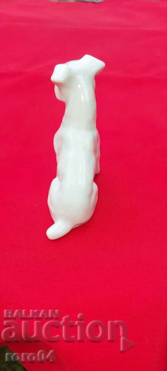 Livrarea FRUMOASA STATUETA DE PORCELAN