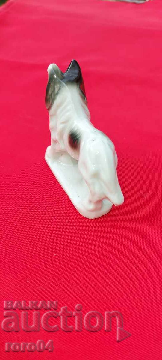 Auction BEAUTIFUL PORCELAIN STATUETTE Auction BEAUTIFUL PORCELAIN STATUETTE