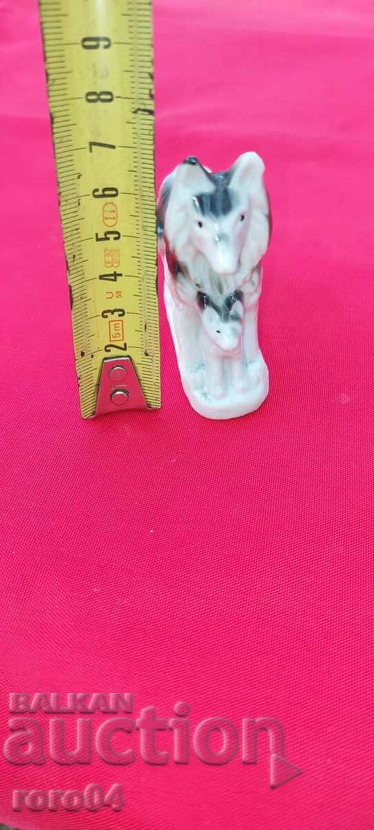 BEAUTIFUL PORCELAIN STATUETTE - 5 BEAUTIFUL PORCELAIN STATUETTE - 5