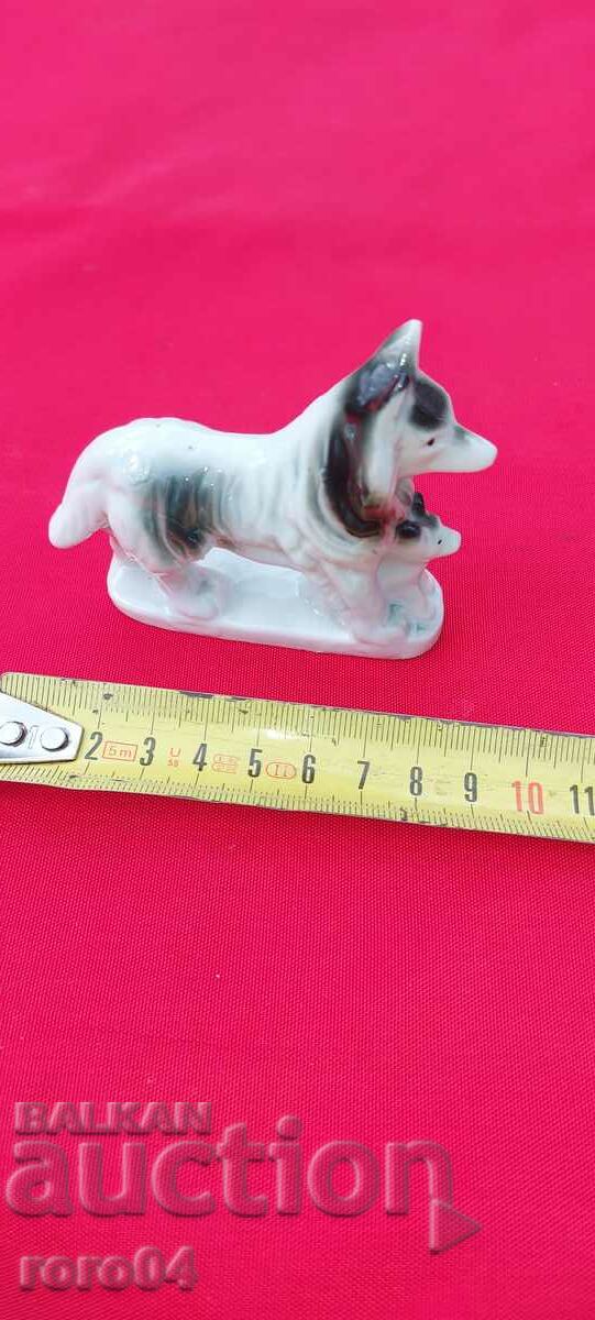 BEAUTIFUL PORCELAIN STATUETTE - 6 BEAUTIFUL PORCELAIN STATUETTE - 6