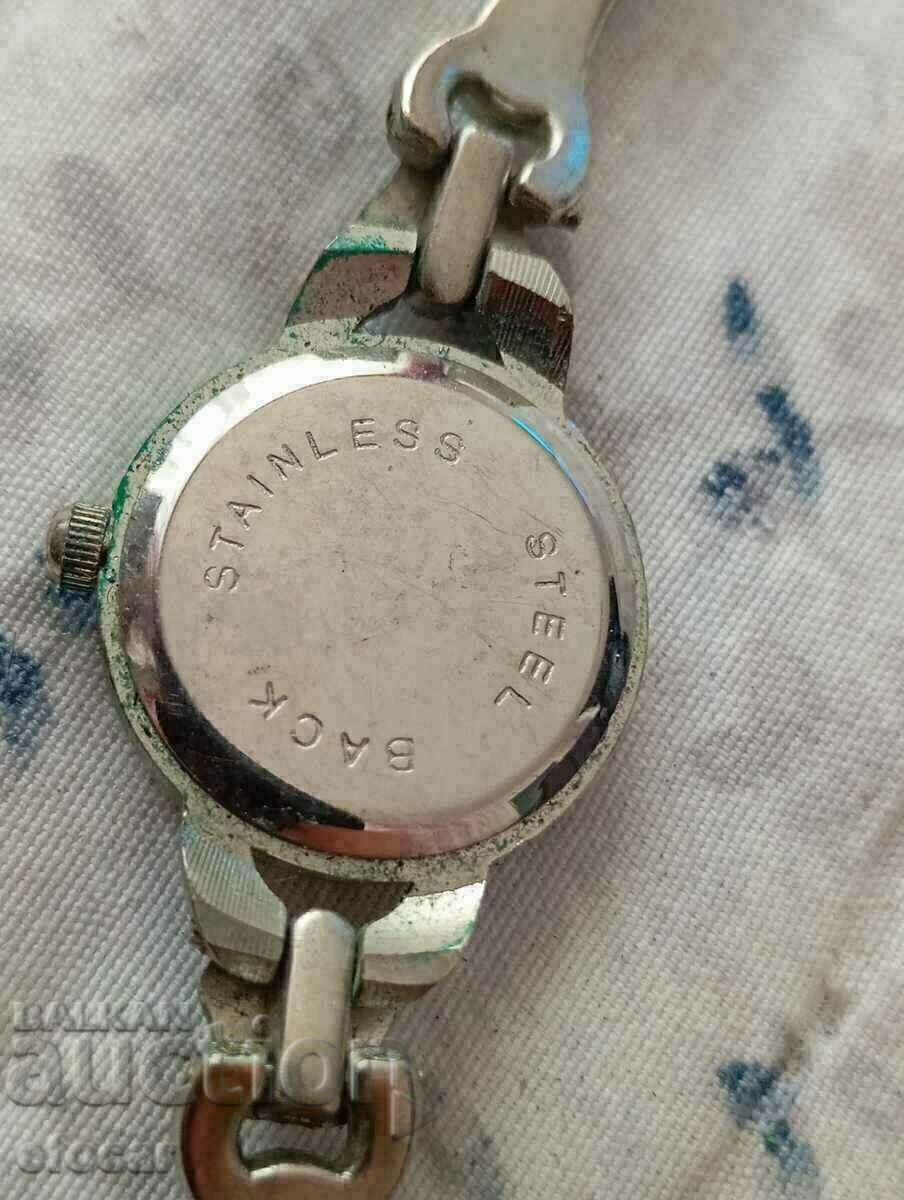 Gucci women's watch with price 5.00 BGN | € 2.56 Gucci women's watch with price 5.00 BGN | € 2.56