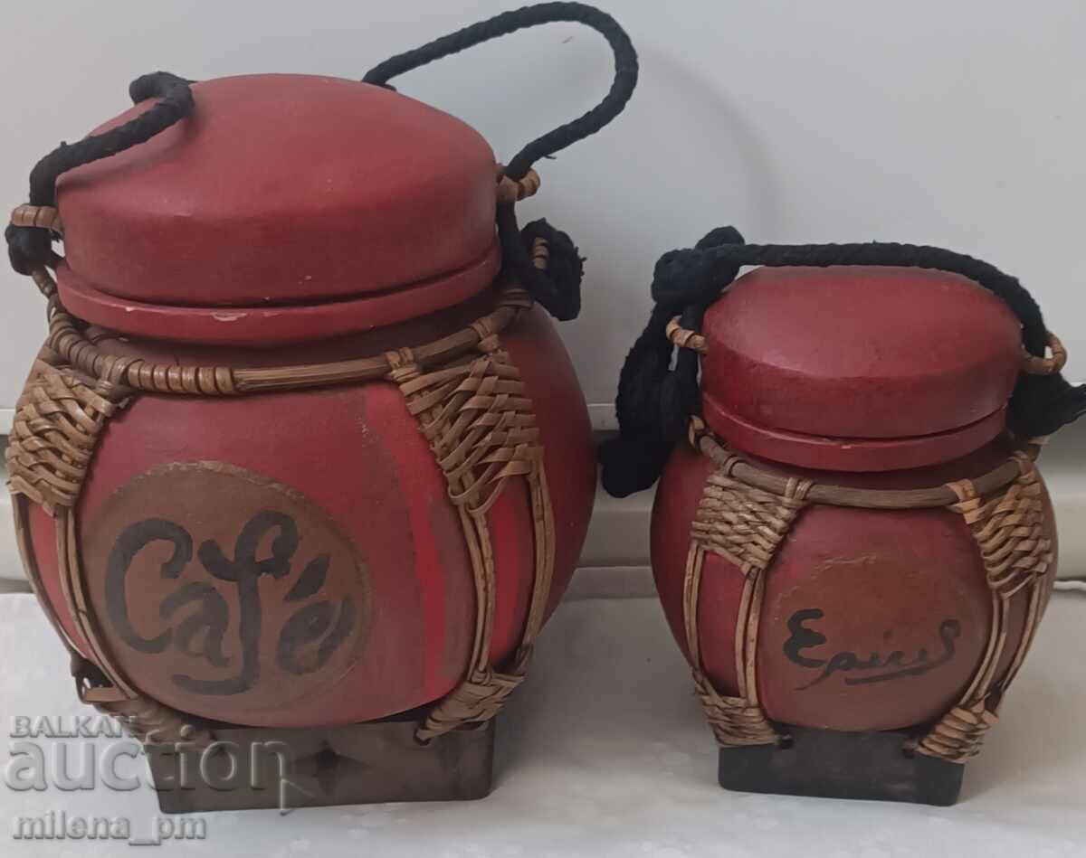 Πολλά δύο παλιά ξύλινα δοχεία μπαχαρικών