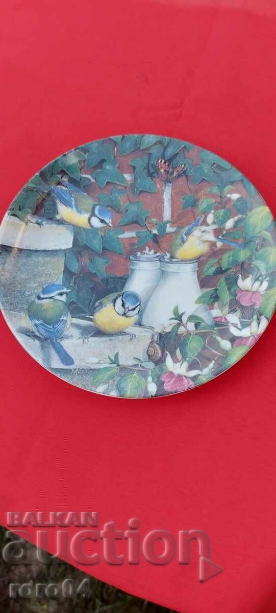 FRUMOASĂ PLATĂ DE PORCELAN FRUMOASĂ PLATĂ DE PORCELAN
