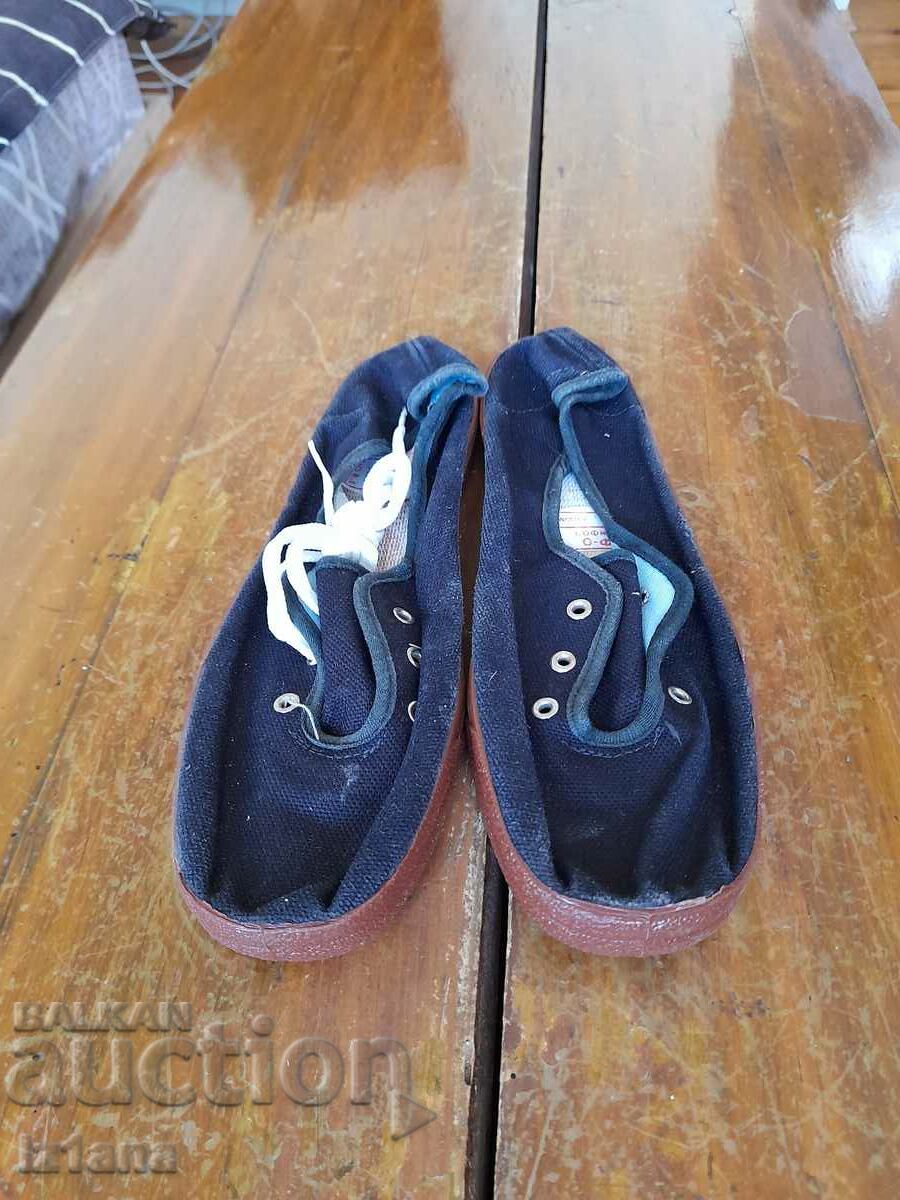 Cizme vechi de cauciuc, cizme de pânză PIRIN cu preț 32.00 BGN | € 16.36 Cizme vechi de cauciuc, cizme de pânză PIRIN cu preț 32.00 BGN | € 16.36