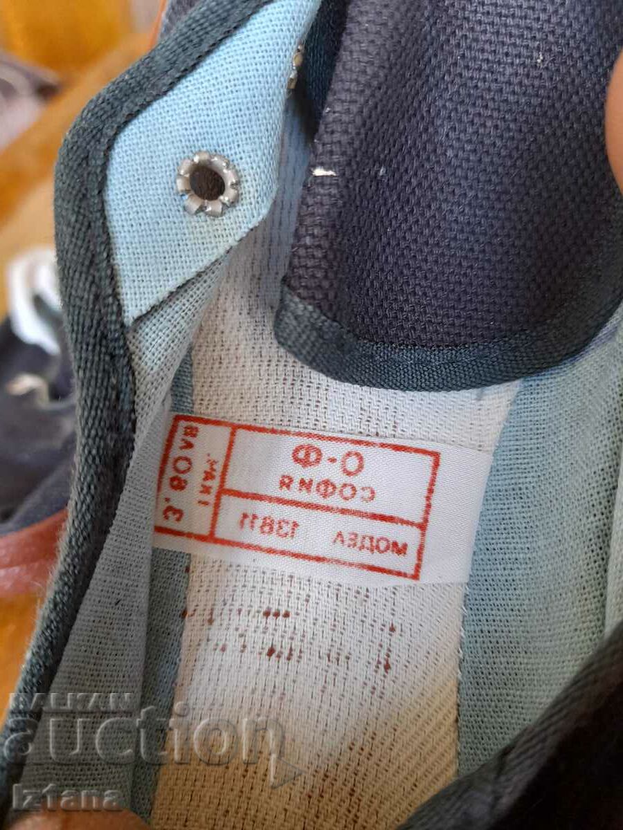 Licitație Cizme vechi de cauciuc, cizme de pânză PIRIN Licitație Cizme vechi de cauciuc, cizme de pânză PIRIN