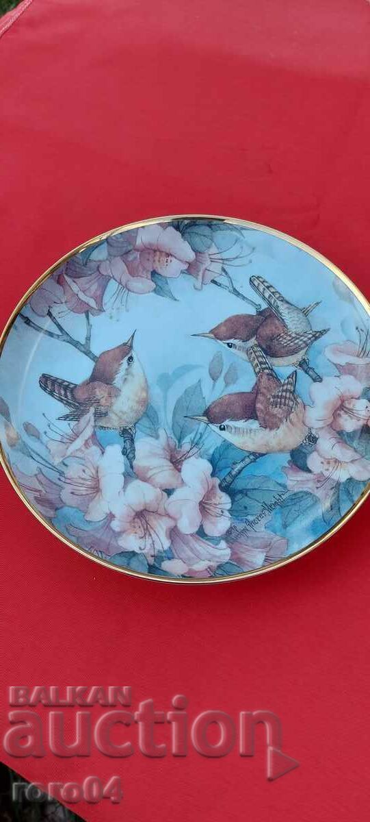 FRUMOASĂ PLATĂ DE PORCELAN