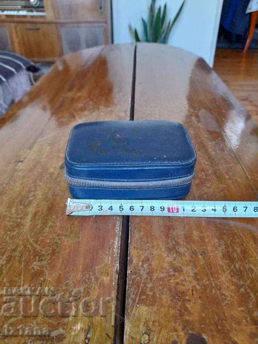 Old shaving kit with price 8.00 BGN | € 4.09 Old shaving kit with price 8.00 BGN | € 4.09