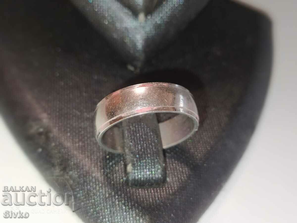 Auction  A ring stone looks like a ruby