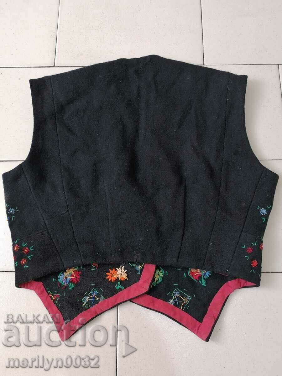 Женско елече, стар вълнен тъкан елек с бродерия шевици носия с цена 109.00 лв. | € 55.73 Женско елече, стар вълнен тъкан елек с бродерия шевици носия с цена 109.00 лв. | € 55.73