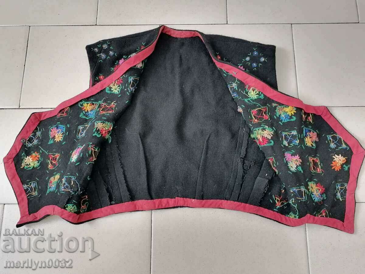 Аукцион Женско елече, стар вълнен тъкан елек с бродерия шевици носия Аукцион Женско елече, стар вълнен тъкан елек с бродерия шевици носия