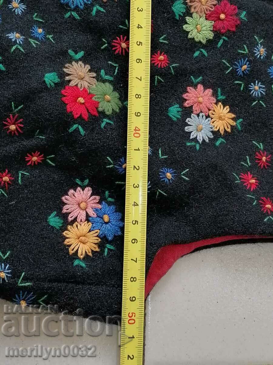 Женско елече, стар вълнен тъкан елек с бродерия шевици носия - 6 Женско елече, стар вълнен тъкан елек с бродерия шевици носия - 6