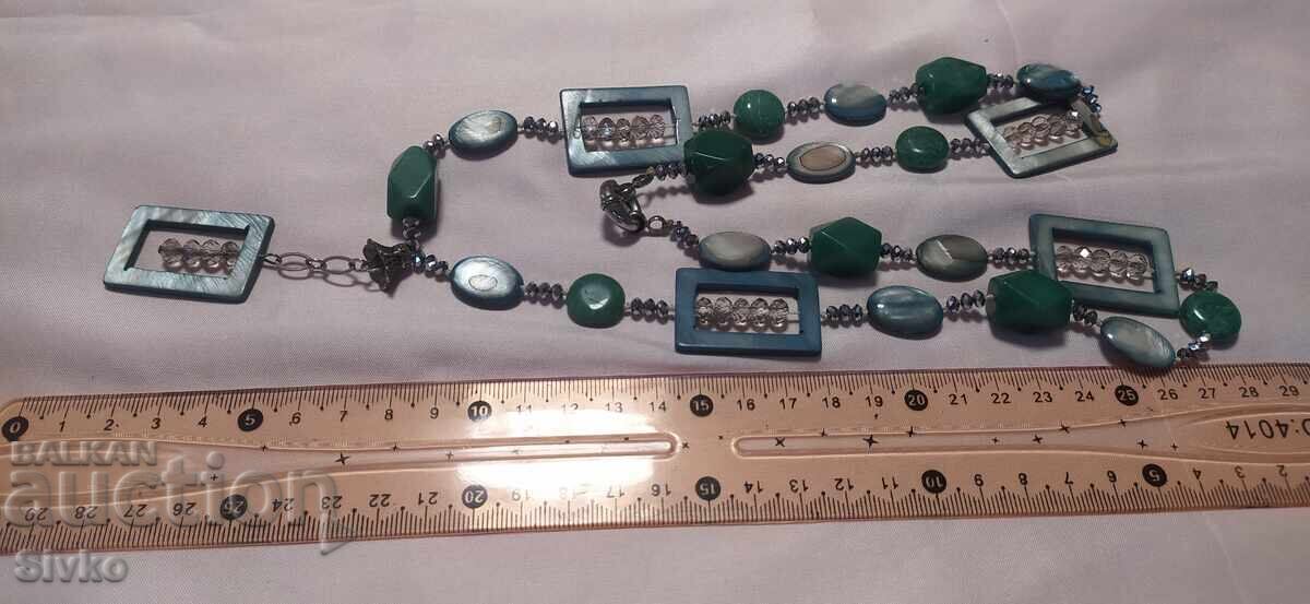 Effective necklace, looks like mother-of-pearl Effective necklace, looks like mother-of-pearl