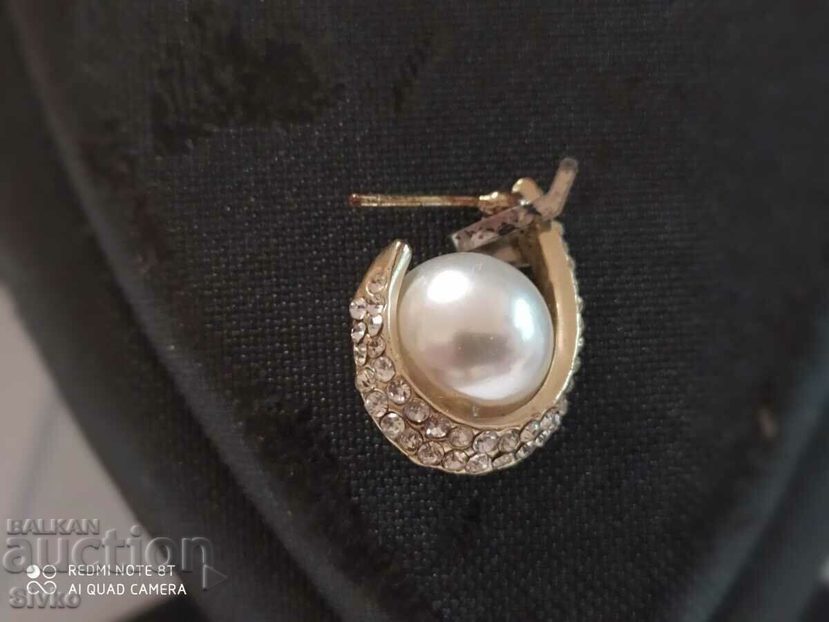 Zircon pearl earring with price 0.59 BGN | € 0.30 Zircon pearl earring with price 0.59 BGN | € 0.30